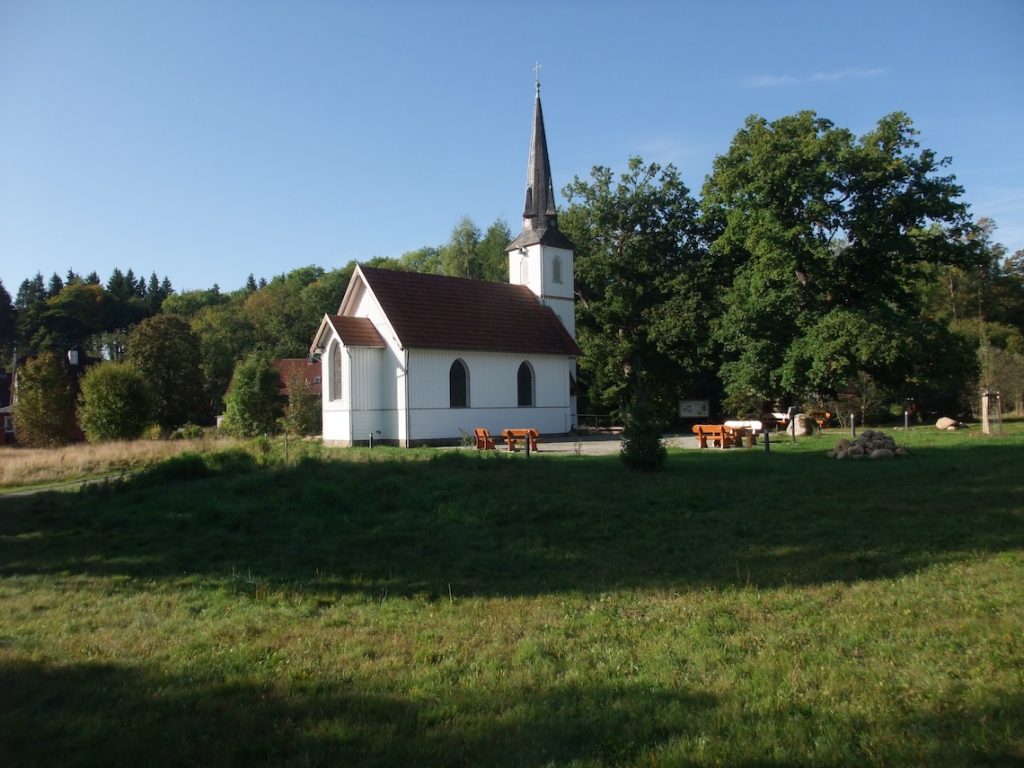 Blick auf die kleinste Holzkirche Deutschlands in Elend
