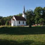 Blick auf die kleinste Holzkirche Deutschlands in Elend