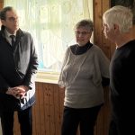 Staatssekretär Rüdiger Malter (l.) im Gespräch mit Monika Uecker vom Stabkirche Stiege e. V. und Heinz Elter vom SV Stiege Harz e. V.