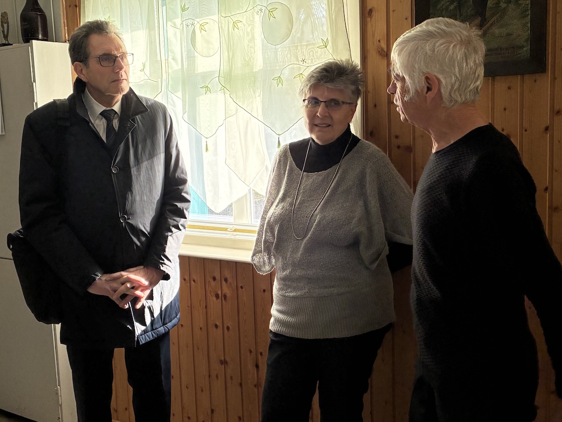 Staatssekretär Rüdiger Malter (l.) im Gespräch mit Monika Uecker vom Stabkirche Stiege e. V. und Heinz Elter vom SV Stiege Harz e. V.