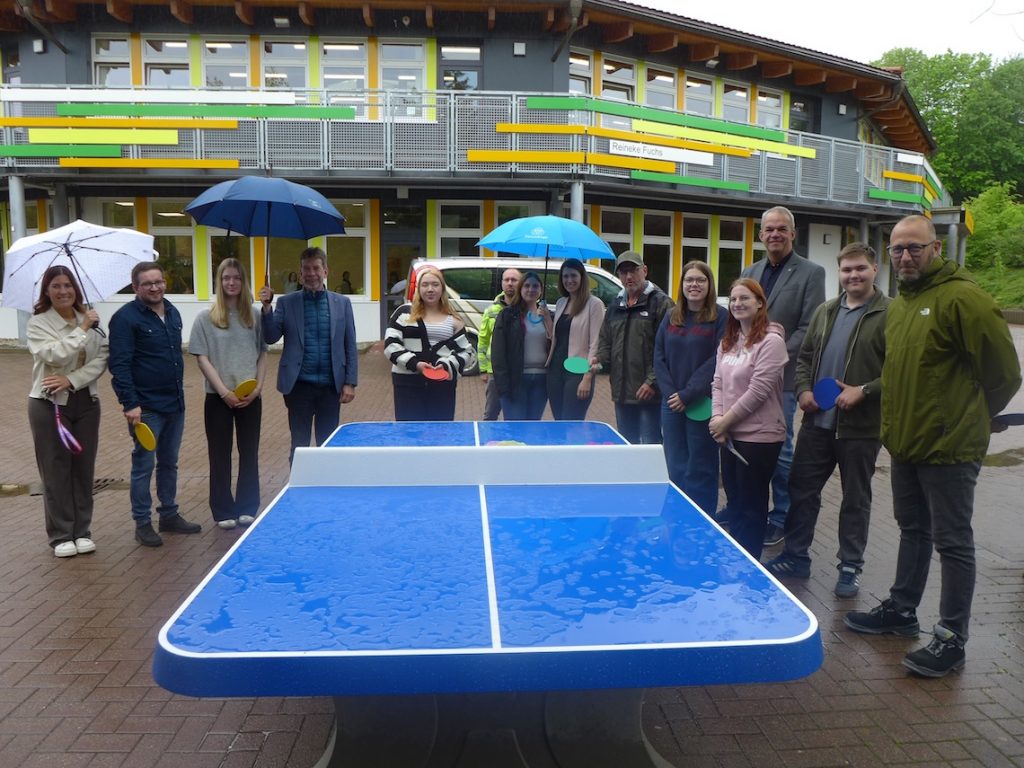 Die YOUNG LEADER Harz-Gruppe der Sekundarschule Ilsenburg mit Unterstützern des Projektes „Tischtennisplatte“