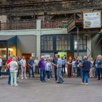 Die Gäste sind beeindruckt von den zahlreichen Kunstgusserzeugnissen in der Gießereihalle