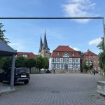 Diese Betonklötze auf dem Marktplatz in Derenburg sollen bunter werden. Das Projekt setzen Jugendliche in Zusammenarbeit mit einer Künstlerin um