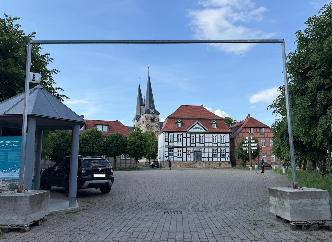 Diese Betonklötze auf dem Marktplatz in Derenburg sollen bunter werden. Das Projekt setzen Jugendliche in Zusammenarbeit mit einer Künstlerin um