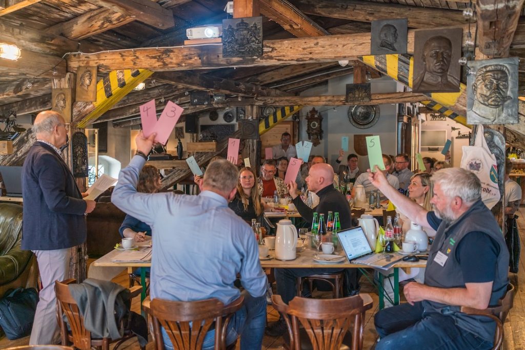 Abstimmung des Entscheidungsgremiums auf dem Hüttenboden in der Fürst-Stolberg-Hütte Ilsenburg